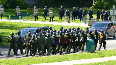 Oficiales-De-Policía-Con-Equipo-Antidisturbios-Y-Guardias-Desplegados-Para-Bloquear-Las-Protestas-Durante-La-Cumbre-Del-G7-En-Quebec,-Canadá.
