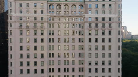 Aerial-tilt-shot-in-front-of-the-Plaza-hotel,-sunny-evening-in-New-York,-USA