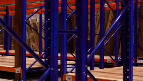 Weitwinkelaufnahme-Neues-Stahllager-Vertriebszentrum-Regale-Produktinventar-Innenraum-Möbel-Lagerung-Metall-Blau-Orange-Industrieausrüstung-Geschäft-Logistik-Leer-Transport-Verkauf