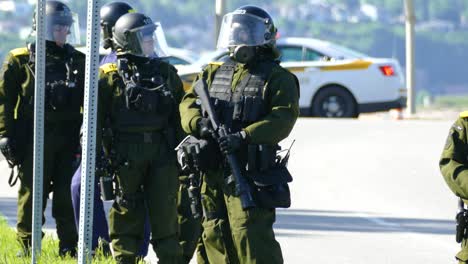Schwerbewaffnete-Polizisten-Bewachen-Den-G7-Gipfel-In-Québec,-Kanada