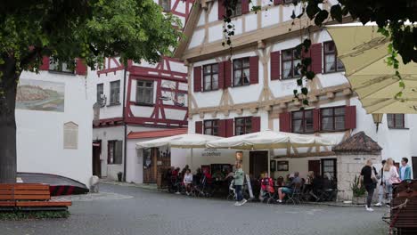 La-Gente-En-El-Clásico-Restaurante-De-Suabia-Gaststuben-Im-Guild-House-Der-Schiffleute-En-Fischergasse,-Ulm,-Alemania