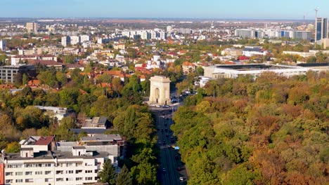Vista-Giratoria-De-Drones-Sobre-El-Arco-Del-Triunfo-Bucarest,-Rumania,-Otoño