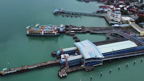 Penang-Fährstation-An-Der-Küste-Der-Stadt-Mit-An-Bord-Befindlichen-Schiffen