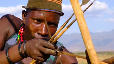 Karamojong-Krieger-Zielt-Mit-Pfeil-Und-Bogen-In-Einem-Ethnischen-Dorf-In-Uganda