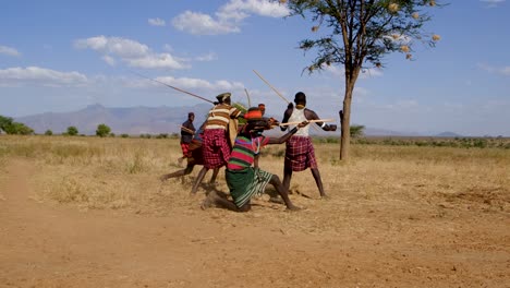 Karamojong-Dorfmänner-Jagen-Mit-Pfeil-Und-Bogen-Und-Speeren-In-Uganda