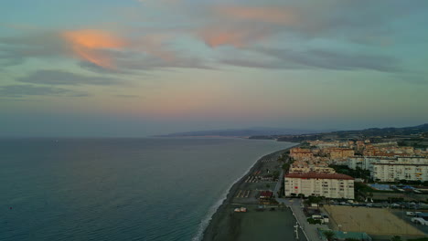 Ein-Blick-Auf-Eine-Stadt-An-Der-Küste,-In-Der-Das-Meerwasser-Sanfte-Wellen-In-Spanien-Bildet