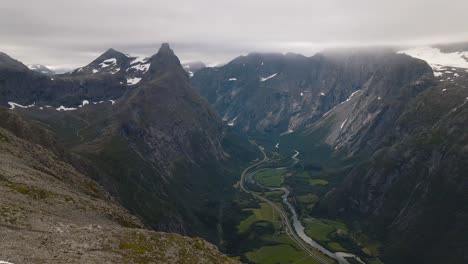 Eine-Fantastische-Aussicht-Vom-Gipfel-Des-Berges-An-Einem-Bewölkten-Tag-Unterwegs-Auf-Der-Berühmten-Wanderung-Von-Romsdalseggen-In-Norwegen-In-Der-Nähe-Von-Ålesund