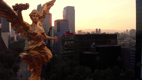 angel-of-independence-in-Mexico-city-at-sunset-clear-reforma-avenue-clear-warm-sky-golden-hour
