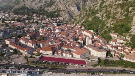 Mittelalterliche-Befestigte-Altstadt-Von-Kotor-Unterhalb-Von-Kalksteinfelsen,-Montenegro