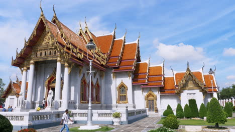 Fieles-Budistas-Entrando-Y-Saliendo-De-Un-Templo-Comunitario-En-Una-Aldea-Local-En-Bangkok,-Tailandia