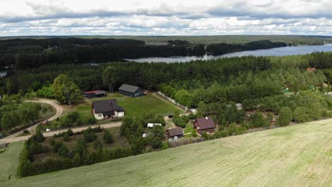 Panorama-Luftaufnahme-Von-Getreidefeldern,-Wäldern-Und-Einem-See-Im-Ländlichen-Gebiet-Der-Borowy-Mühle-In-Der-Kaschubei,-Pommern,-Polen