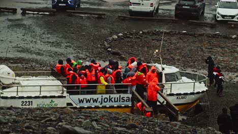 Personas-Que-Ingresan-Al-Vehículo-Anfibio-Larc-v-En-El-Lago-Jokulsarlon-En-Islandia---Cerrar