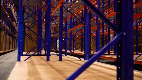 Rack-Fokus,-Neues-Stahllager,-Distributionszentrum,-Regale,-Produktinventar,-Innenraum,-Möbel,-Lagerung,-Metall,-Blau,-Orange,-Industrieausrüstung,-Geschäft,-Logistik,-Leer,-Transport,-Verkauf