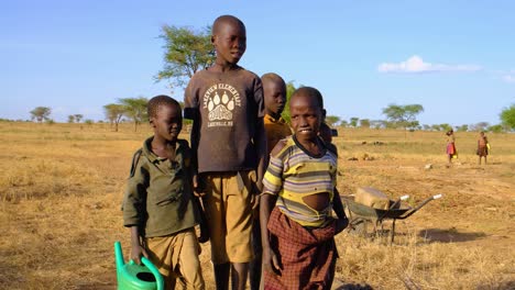 Karamojong-Kinder-Warten-In-Uganda-Auf-Nahrungsmittelhilfe