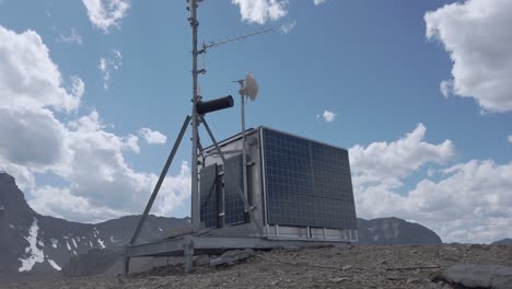 Estación-Meteorológica-En-La-Cima-De-La-Montaña-Rodeada