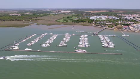 Boats-sailing-through-the-estuary-next-to-the-marina
