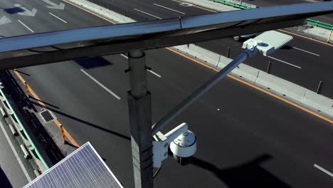 Drohnenansicht,-Sonnenkollektoren-Und-CCTV-Kamera-Auf-Einer-Autobahn-In-Mexiko-Stadt
