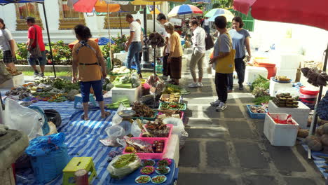Local-people-buying-fresh-produce-from-vendors-in-a-community-market-in-Bangkok,-Thailand