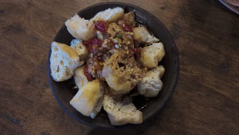 Tahu-Gejrot,-Un-Tofu-Frito-Indonesio-En-Salsa-Picante-Dulce-De-Cirebon,-Una-Ciudad-Portuaria-En-Java-Occidental,-Indonesia