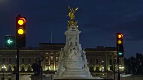 Royal-residence-of-Buckingham-Palace-and-Victoria-Memorial,-London