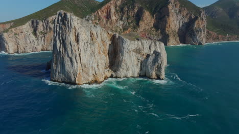 Fantastische-Luftaufnahme-Im-Orbit-Von-Pan-Di-Zucchero-Auf-Der-Insel-Sardinien,-In-Der-Nähe-Von-Masua