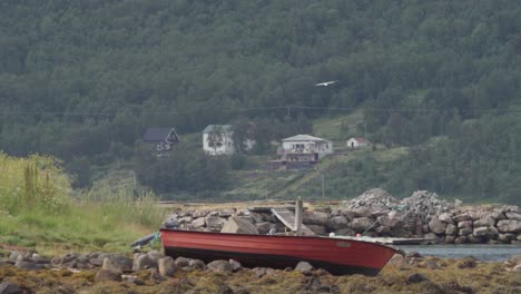 Kleines-Boot-Am-Ufer-Im-Dorf-Medby-In-Senja,-Norwegen