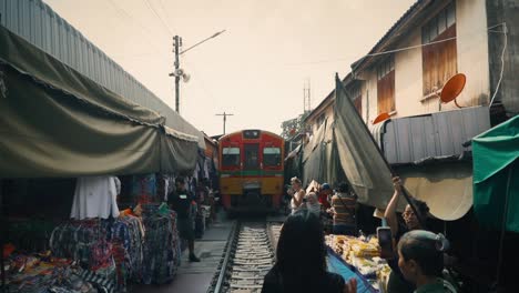 Tren-Sobre-Vías-En-El-Mercado-Ferroviario-De-Maeklong-En-Tailandia.