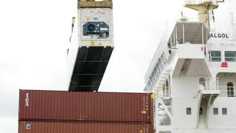 Gesamtaufnahme-Eines-Containerportalkrans-Auf-Einer-Verladeschiene,-Zoll