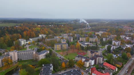 Stadtzentrum-Von-Birstonas-Litauen-Im-Herbst-Mit-Wohngebiet
