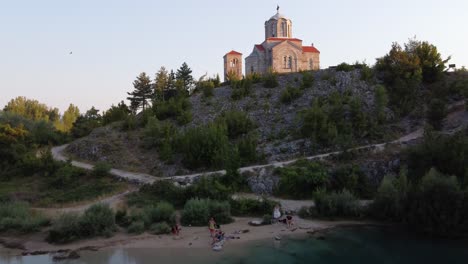 Izvor-Cetina-Flussquelle-Und-Kirche-Mit-Menschen,-Die-Schwimmen-Und-Picknicken,-Kroatien
