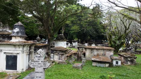 Tumbas-Abandonadas-Y-Descuidadas-En-El-Antiguo-Cementerio-Protestante,-Penang
