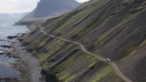 Fahren-Sie-Im-Sommer-Eine-Wunderschöne-Isländische-Straße-Entlang-Eines-Berges-In-Den-Westlichen-Fjorden-Islands