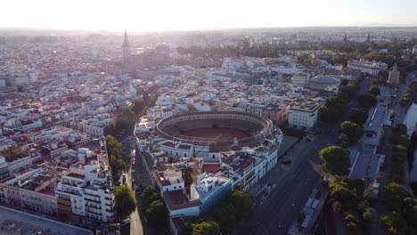 Luftaufnahme-Von-Sevilla-Und-Stierkampfarena-Plaza-De-Toros,-Goldene-Stunde