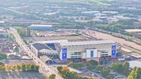 Luftaufnahme-Des-Elland-Road-Stadions-Von-Leeds-United-Bei-Sonnigem-Tag-Und-Verkehr-Auf-Der-Autobahn-In-England