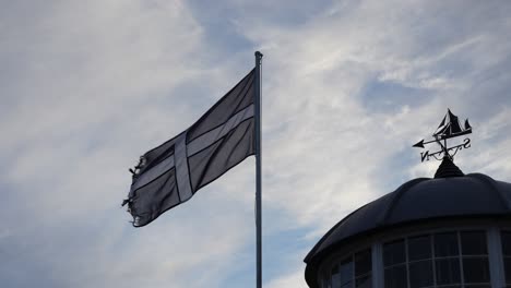 Die-Flagge-Von-Saint-Piran-Cornwall-Weht-Im-Wind,-In-Zeitlupe