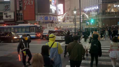 Shibuya-Kreuzung-An-Halloween,-Bewacht-Von-Der-Polizei,-Tokio,-Japan