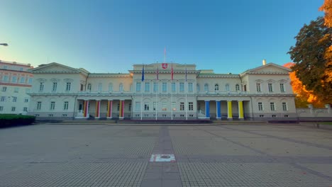 Palacio-Presidencial-En-Vilna,-Lituania,-Temprano-En-La-Mañana-Con-Bandera-Lituana-Y-Ucraniana.