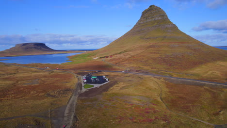 Turistas-Que-Visitan-La-Famosa-Montaña-Kirkjufell-En-La-Península-De-Snæfellsnes-En-Islandia