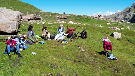 Turistas-Disfrutando-Y-Ondeando-La-Bandera-De-Cachemira-A-Gran-Altura-En-El-Lago-Chitta-Katha
