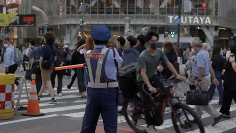 Shibuya-Crossing-Tokyo-Japan,-Police-Officer-directs-traffic