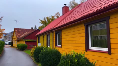 Casas-Tradicionales-Amarillas-Del-Báltico-En-El-Pequeño-Pueblo-De-Birstonas-Lituania