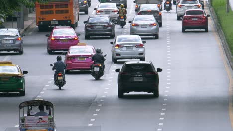 Beim-Spurwechsel-In-Einer-Belebten-Straße-Von-Bangkok-Handelt-Es-Sich-Um-öffentliche-Verkehrsmittel-Wie-Busse,-Taxis-Und-Motorräder,-Die-Während-Der-Hauptverkehrszeit-Von-Einer-Spur-Auf-Die-Andere-Navigieren