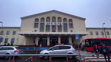 Außenansicht-Des-Haupteingangs-Des-Internationalen-Flughafens-Vilnius-Mit-öffentlichem-Bus-Und-Taxi