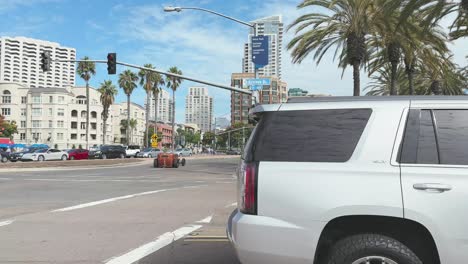 Auf-Der-Straße,-Die-Die-Innenstadt-Von-San-Diego-überquert,-Fährt-Ein-Rattenstangenauto-Mit-Einem-Ford-Mustang-Und-Einer-Restaurierten-Policia-Federal-Vorbei-Und-Wartet