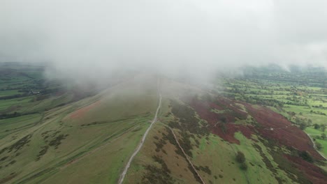 Hiking-path-on-Mam-Tor,-Peak-District,-England