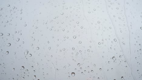 Durch-Ein-Fensterglas-Ist-Eine-Nahaufnahme-Von-Schweren-Regentropfen-In-Zeitlupe-Zu-Sehen