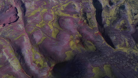 Impresionantes-Texturas-Del-Suelo-De-Un-Campo-De-Lava-Granate-En-Islandia