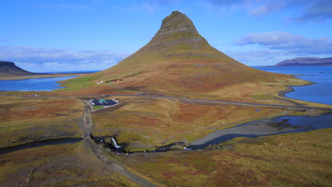 Kirkjufell-Famosa-Montaña-Islandesa-En-Otoño-Bajo-Un-Cielo-Azul