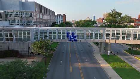 Universidad-De-Kentucky,-Reino-Unido,-Logotipo-En-Un-Puente-Peatonal-Interior-Conectado-A-Hospitales-En-El-Campus-Médico-De-La-Universidad
