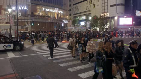 Cruce-De-Shibuya-En-Halloween-Custodiado-Por-La-Policía,-Tokio,-Japón